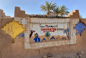 Marokko - Hinweis in der Wüste - ANGIE – ERLEBEN Reiseleitung, Gästeführungen & Städtetouren- ANGIE – ERLEBEN Reiseleitung, Gästeführungen & Städtetouren