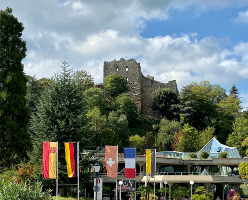 Badenweiler Kurhaus und Burgruine Badenweiler - - ANGIE – ERLEBEN Reiseleitung, Gästeführungen & Städtetouren